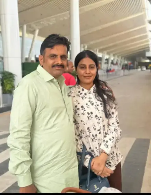 जनवरी 2025 में विवाह बंधन में बंधी खुशबू, बुधवार को पिता और चचेरे भाई ने छोड़ा था एयरपोर्ट
अराबा गाँव निवासी खुशबू, जो मदनसिंह राजपुरोहित की पुत्री थीं, का विवाह इस वर्ष जनवरी 2025 में मनफूल सिंह से हुआ था, जो खाराबेरा लूणी, जोधपुर के रहने वाले हैं।
हादसे वाले दिन, बुधवार को, खुशबू को अहमदाबाद एयरपोर्ट तक छोड़ने के लिए उनके पिता मदनसिंह और चचेरे भाई साथ गए थे।